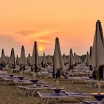 Cozy With Lateral Sea View In Bibione
